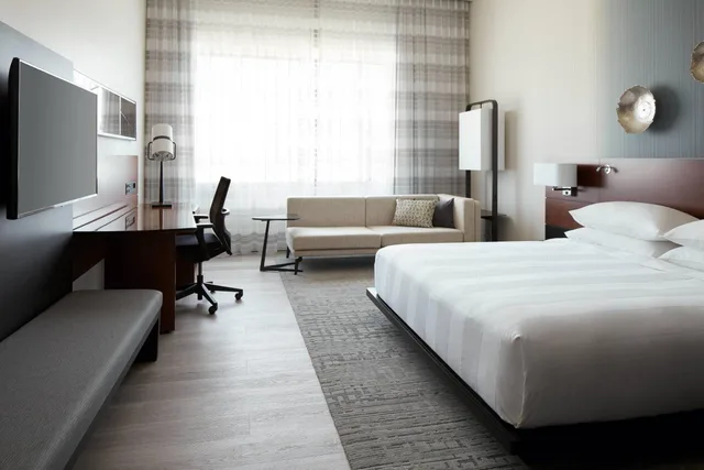 Guest Room, King Bed, Concierge Level، Montreal Airport Marriott In-Terminal Hotel 1/6