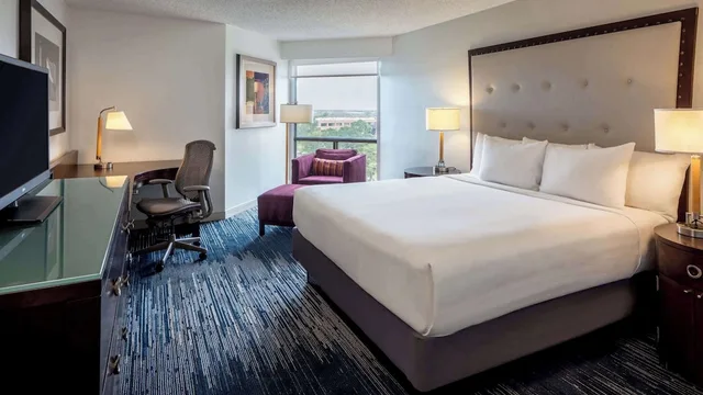 غرفة بسرير كينج لذوي الإعاقة، Sonesta Hotel Houston IAH Airport 1/1