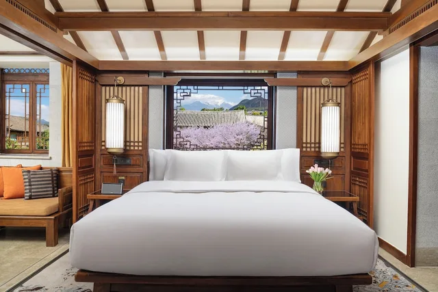 غرفة بريميوم بسرير كينج، INTERCONTINENTAL LIJIANG ANCIENT TOWN RESORT 1/6