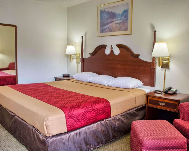 غرفة بسرير كينج للمدخنين، Econo Lodge Richmond VA 2/4