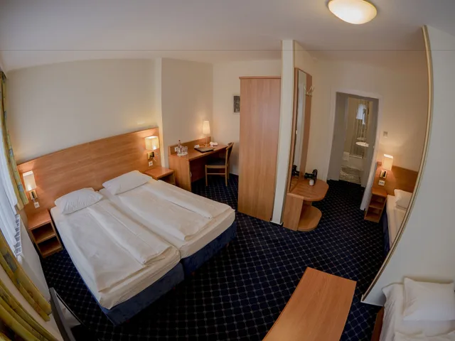 غرفة قياسية رباعية بسرير مزدوج وسريرين منفصلين، Elbbrucken Hotel 6/9
