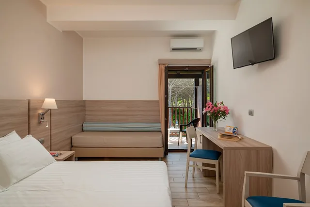 غرفة كومفورت بثلاثة أسرّة بإطلالة على الحديقة، Hotel Portoconte 2/4