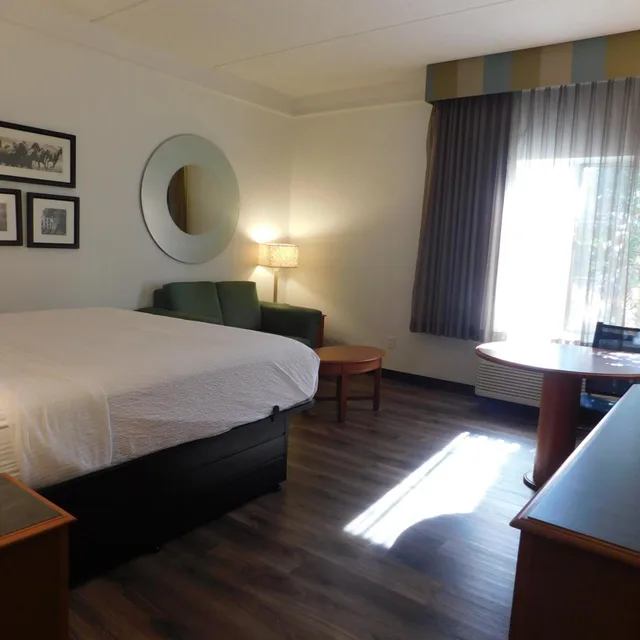 غرفة سوبيريور بسرير كينج بحوض استحمام لذوي الإعاقة، La Quinta Inn Suites Winston Salem 2/3