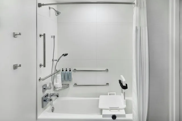 غرفة بسرير كينج مع أريكة لذوي الإعاقة، Courtyard by Marriott Kansas City Shawnee 6/6