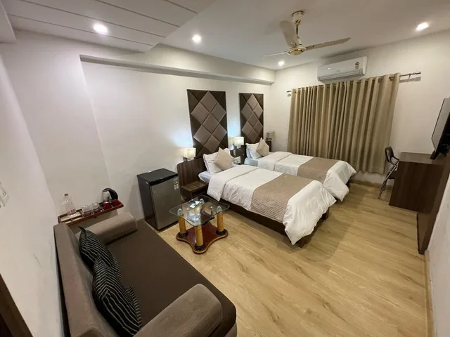غرفة كلوب بسرير مزدوج وسريرين منفصلين، The Evergrand Palace 2/2