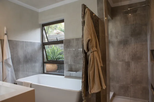 جناح سوبيريور بسرير كينج وسريرين منفصلين، African Rock Hotel 10/10