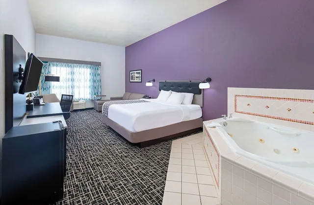 غرفة ديلوكس بسرير كينج، La Quinta Inn & Suites by Wyndham Bowling Green 1/1