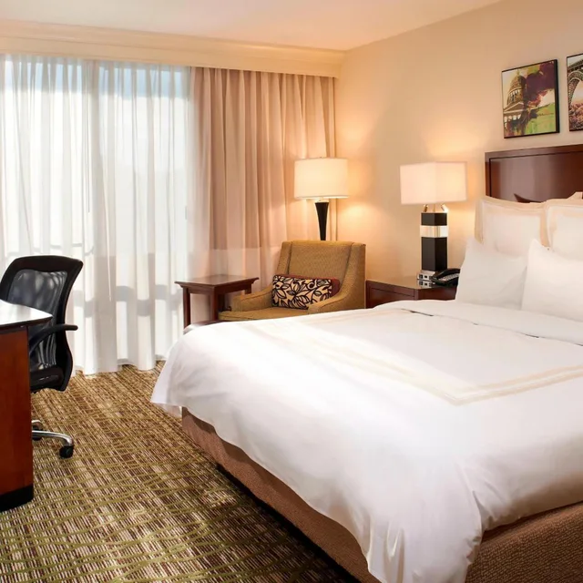 غرفة بسرير كينج بحوض استحمام لذوي الإعاقة، Marriott Charleston Town Center 1/4