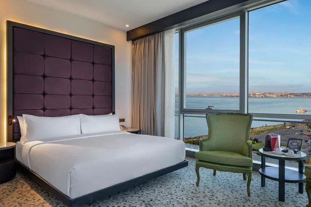 غرفة ركنية بسرير كينج بإطلالة على البحر، Doubletree By Hilton Hotel Istanbul - Moda 1/9