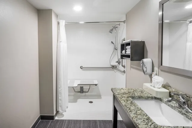 غرفة بسرير كينج مع أريكة لذوي الإعاقة، Baymont By Wyndham Clarksville 6/7