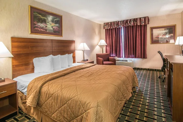 غرفة قياسية بسرير كينج، Quality Inn Raton, NM 2/7