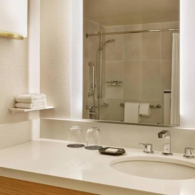 غرفة بسريرين كوين، Sheraton Portland Airport Hotel 4/5
