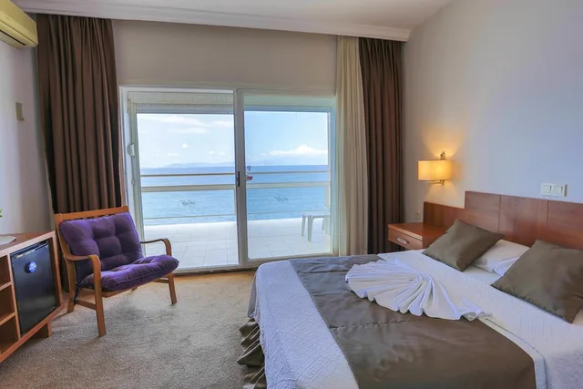 غرفة بسرير مزدوج بإطلالة على البحر، Melis Otel 1/6