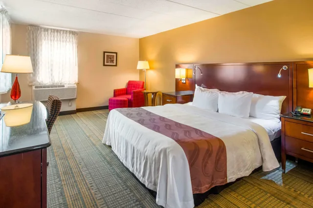 غرفة قياسية بسرير كينج، Quality Inn and Suites Virginia MN 2/4