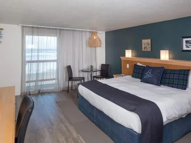 Standard, King Bed, Surftides Lincoln City 2/5