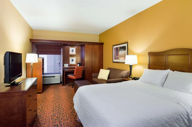 غرفة بسرير كينج مع أريكة، Larkspur Landing Hotel Carlisle 1/1