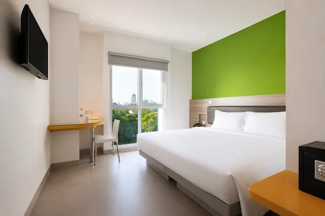 Smart Hollywood، Hotel Amaris Darmo 1/2