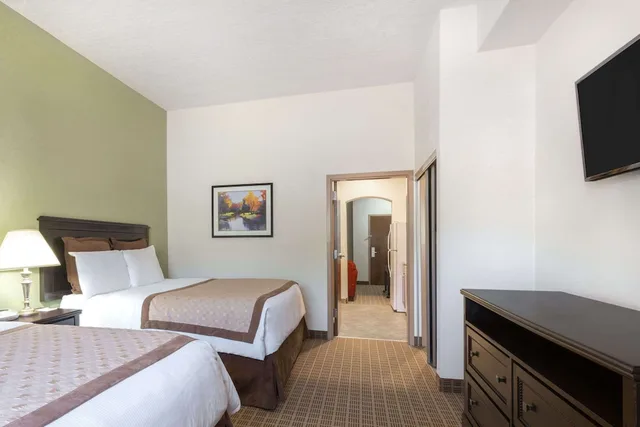 جناح تنفيذي بسرير كينج بغرفة نوم واحدة لذوي الإعاقة، Hawthorn Suites By Wyndham Kingsland 1/4