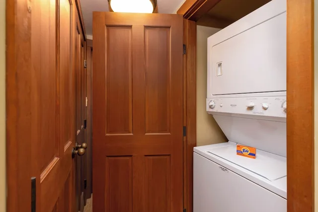 غرفة بسرير بطابقين وسريرين كوين بـ3 غرف نوم مع أريكة، Horstman House By Whistler Premier 8/10