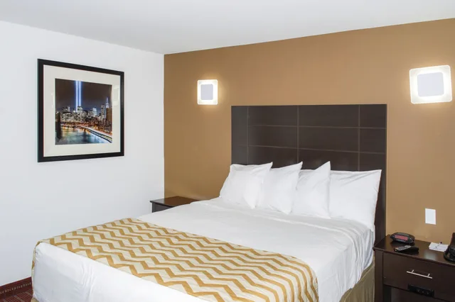 غرفة بسرير كوين للمدخنين، Travelodge by Wyndham Manhasset 1/4