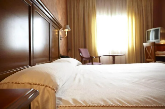 غرفة بسرير مزدوج أو سريرين منفصلين، Hotel Mafalda De Castilla 2/9