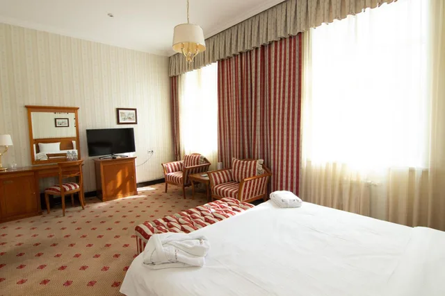 غرفة ديلوكس بسرير كوين، Grand Hotel Tien Shan 5/8