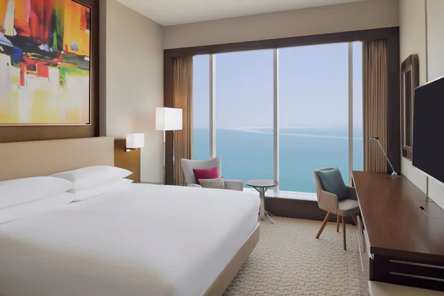 غرفة بسرير كينج بإطلالة على البحر، Delta Hotels Marriott City Center Doha 2/13