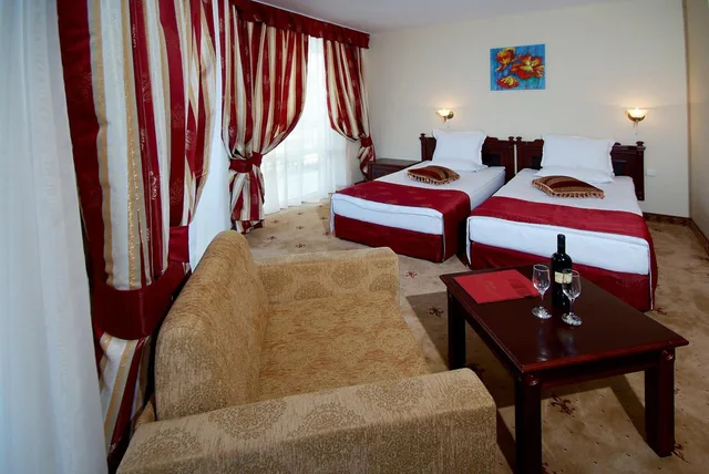 جناح جونيور بسرير فردي، Hotel Karolina 5/8