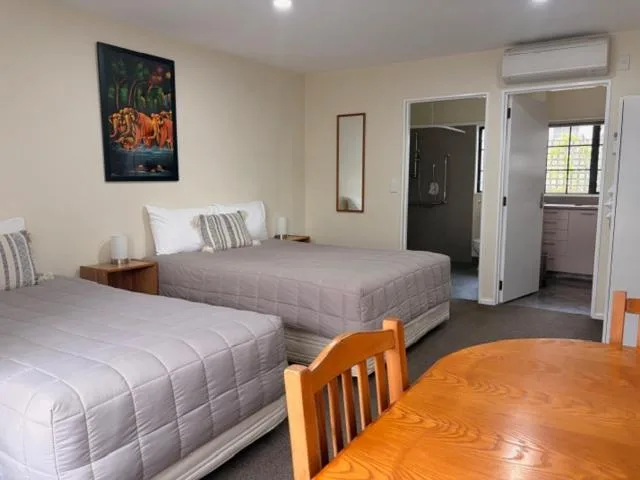غرفة بسريرين منفصلين لذوي الإعاقة، Tudor Lodge Motel 1/2