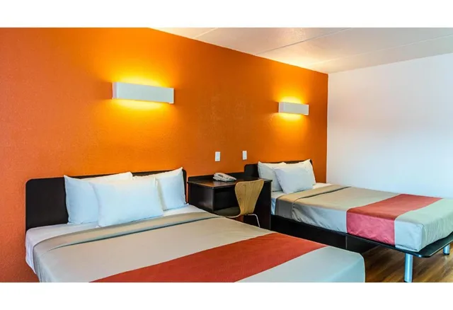 2 Queen Beds - Mobil Access Tub Nsmk Micfridg، Motel6 Cleveland, TX 1/8