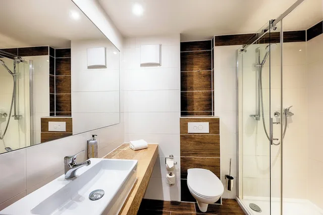 غرفة بسريرين منفصلين لذوي الإعاقة، Premier Inn Lindau Hotel 5/6