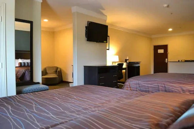 جناح بسرير كينج وسريرين كوين بغرفتي نوم، Red River Inn And Suites 1/7