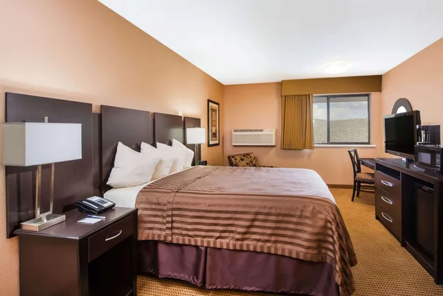 غرفة بسرير كينج، Travelodge by Wyndham Globe AZ 2/4