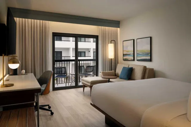 غرفة بسرير كينج بشرفة مع أريكة، Courtyard Orlando Airport 12/18