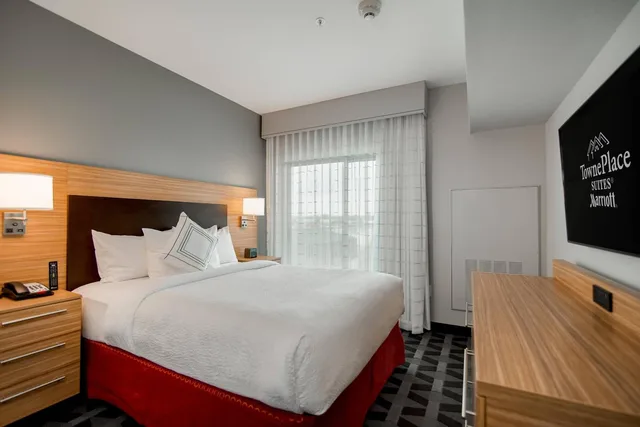 جناح بسرير كوين بغرفة نوم واحدة مع أريكة، TownePlace Suites Fort Worth University Area/Medical Center 2/7