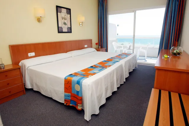 غرفة رباعية بسريرين مزدوجين بإطلالة على البحر، Hotel Medsur Natura Park 4/7