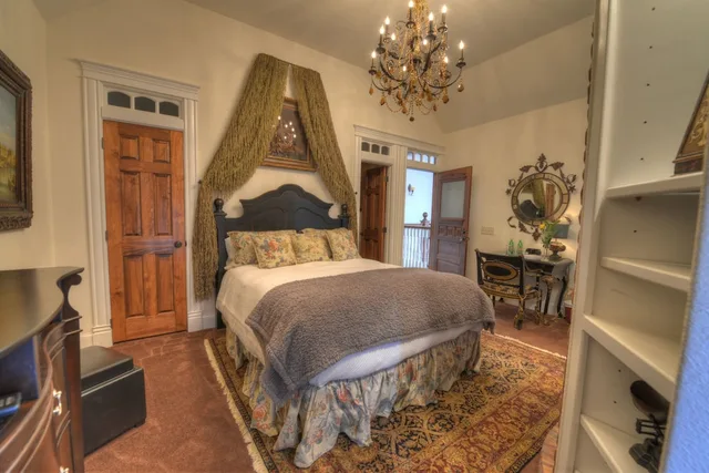 Emperor, King Bed، The Victoria B & B 4/4