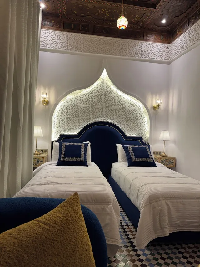 جناح ديلوكس بسرير كينج بإطلالة على الفناء بغرفة نوم واحدة، Riad Fes Palais Bab Sahra & Cooking Workshops 5/9
