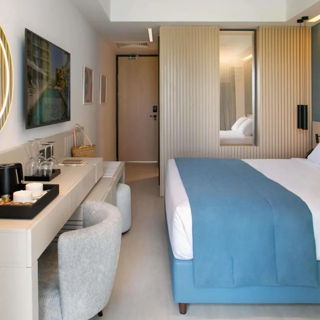 غرفة قياسية بسرير كينج بإطلالة على البحر بشرفة، Mercure Larnaca Beach Resort 5/8