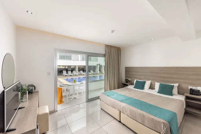 غرفة بسريرين منفصلين بإطلالة على المسبح مع أريكة، Annex Apartments 5/10