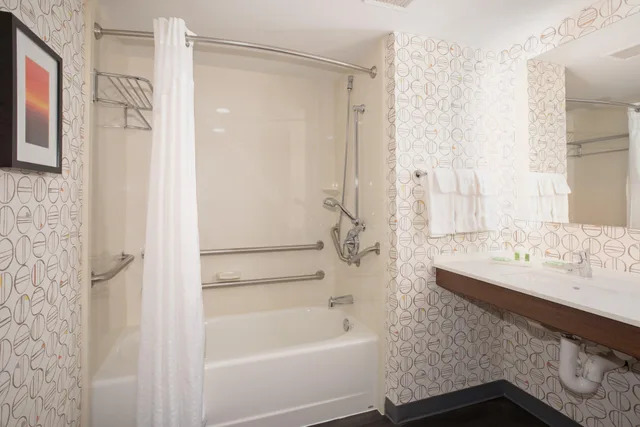 غرفة بسرير مزدوج لذوي الإعاقة، Holiday Inn Winchester Se-Historic Gateway 3/3