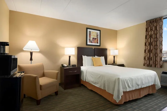 غرفة بسرير كوين لذوي الإعاقة، Days Hotel By Wyndham University Ave Se 5/10