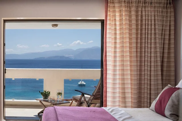 غرفة بسريرين منفصلين بإطلالة على البحر، Elounda Mare Relais & Chateaux Hotel 2/3