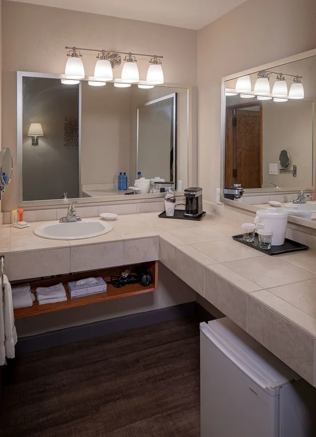 Executive, King Bed, Bay View, Sofa, Balcony, Bay Club Hotel & Marina 2/2