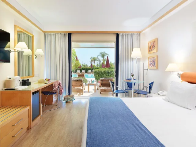 غرفة تنفيذية بسرير كينج وأسرّة بطابقين بإطلالة على المسبح، St Raphael Resort and Marina 1/1