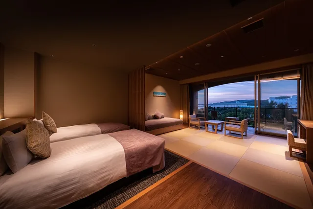 جناح عائلي بسريرين منفصلين وفرشتي فوتون بإطلالة على البحر بشرفة مع أريكة، KAMENOI HOTEL TOBA (ex Kanponoyado Toba) 1/2