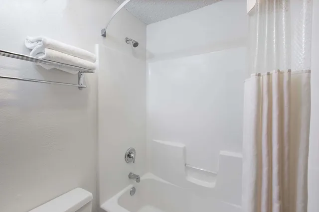 جناح استوديو بزنس بسرير كينج، Days Inn By Wyndham Pierre 7/7