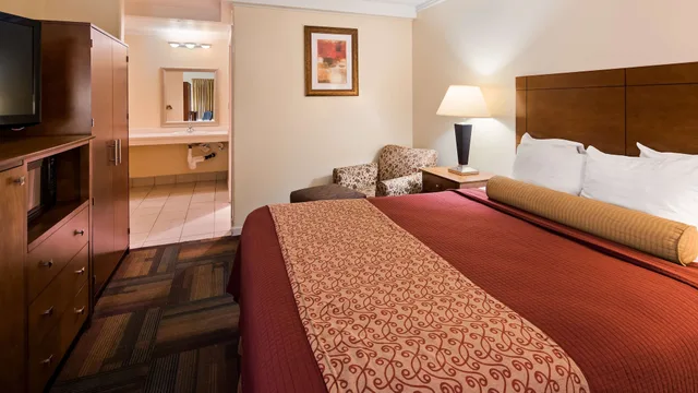 غرفة قياسية بسرير كينج بحوض جاكوزي، Best Western Plus Northwoods Inn 2/10