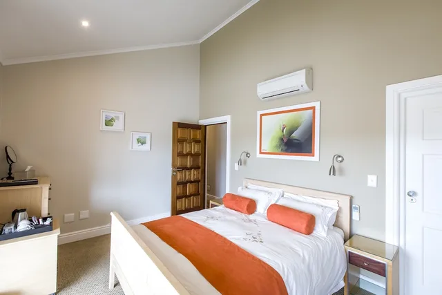 Luxury, Queen Bed, Lake Side, Balcony، Orange Inn Knysna 7/10