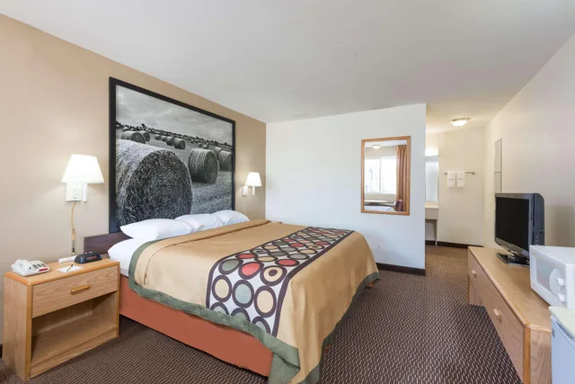 غرفة بسرير مزدوج، Red Lion Inn & Suites Junction City 1/1